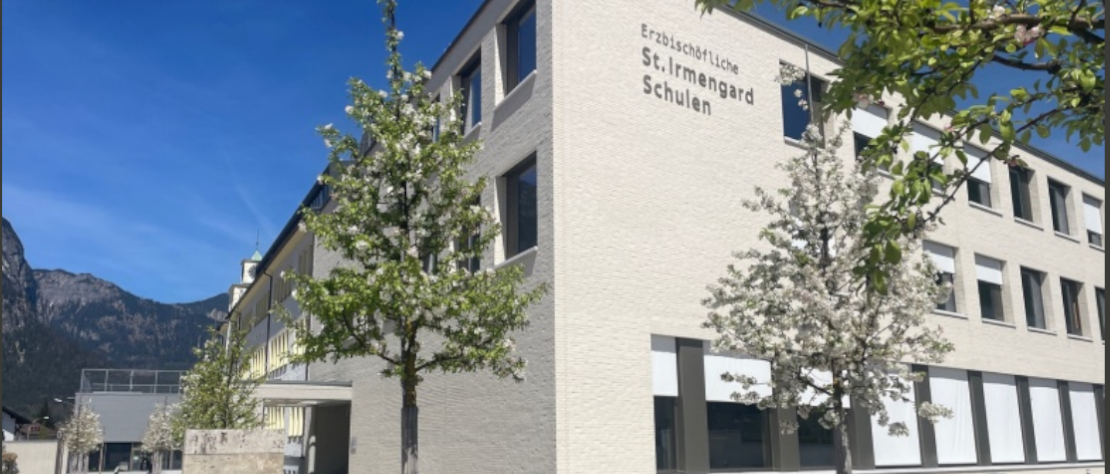 St.-Irmengard Schule von Außen im Hintergrund ein blauer Himmel